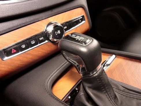 Certified 2022 Volvo XC90 T6 Momentum w/ Protection Package image 44