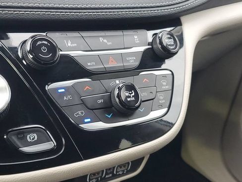Used 2024 Chrysler Pacifica Limited FWD image 29