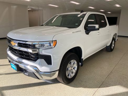 Used 2025 Chevrolet Silverado 1500 LT image 3