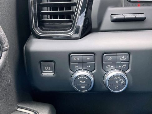 Used 2022 GMC Sierra 1500 AT4 w/ AT4 Premium Package AWD/4WD image 34