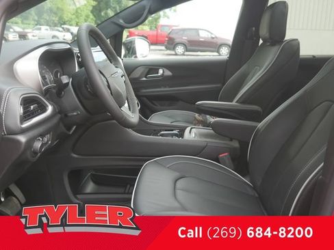 New 2027 Chrysler Pacifica Limited FWD image 37