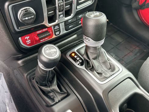Used 2025 Jeep Wrangler Unlimited Rubicon AWD/4WD image 19