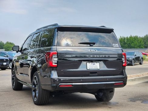 Used 2024 Ford Expedition Limited AWD/4WD image 3