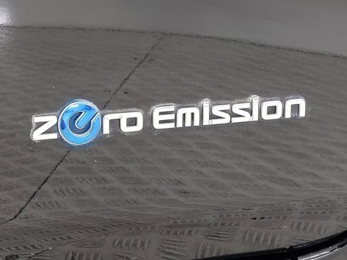 Used 2015 Nissan Leaf SL w/ Premium Package image 5