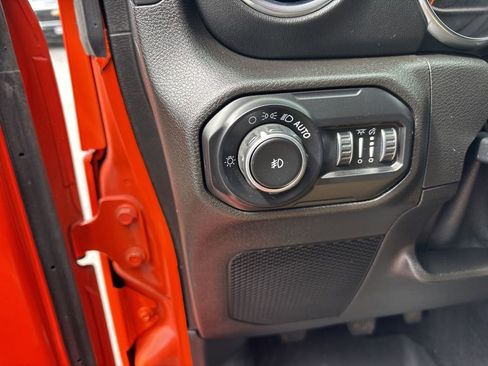 Used 2019 Jeep Wrangler Unlimited Sahara w/ Dual Top Group AWD/4WD image 24