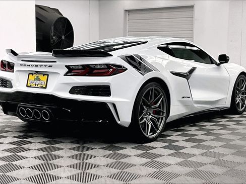 Used 2025 Chevrolet Corvette Z06 RWD image 14