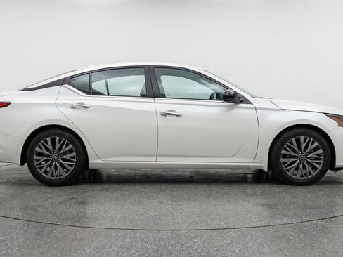 Used 2025 Nissan Altima 2.5 SV image 11
