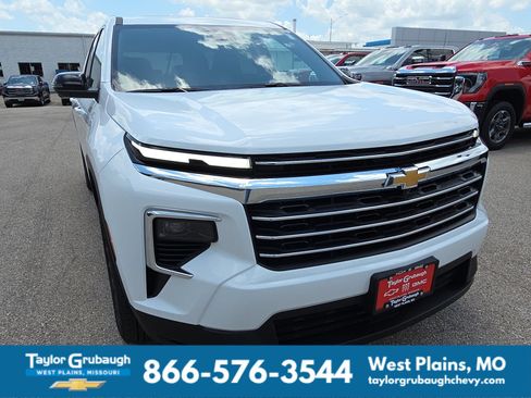 New 2026 Chevrolet Traverse LT w/ Sun and Wheel Package FWD image 11
