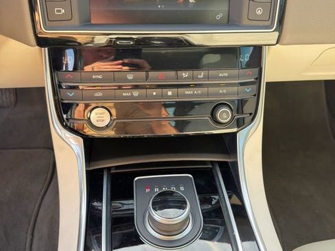 Used 2017 Jaguar XE Prestige image 7