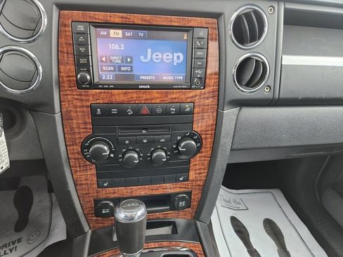 Used 2010 Jeep Commander Limited AWD/4WD image 11