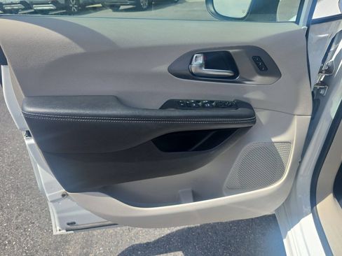 Used 2023 Chrysler Pacifica Touring-L FWD image 10