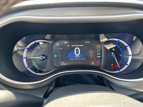 Used 2023 Chrysler Pacifica Touring-L FWD image 19