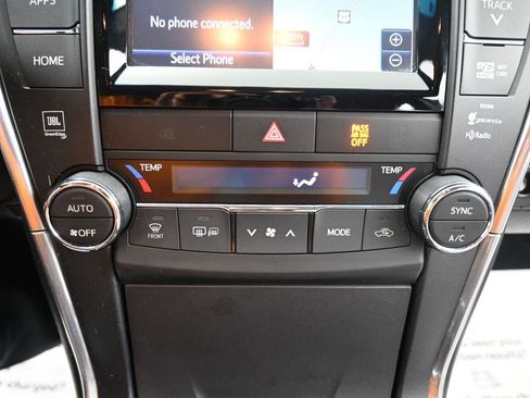 Used 2015 Toyota Camry XSE image 25