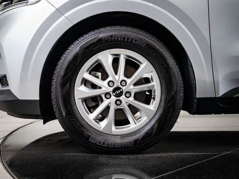 Used 2023 Kia Carnival LX image 13