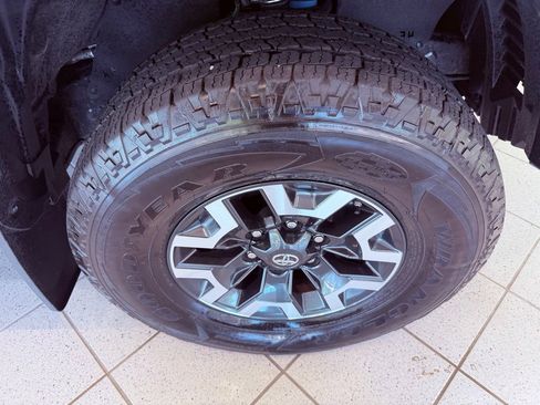 Used 2021 Toyota Tacoma TRD Off-Road w/ Technology Package AWD/4WD image 15