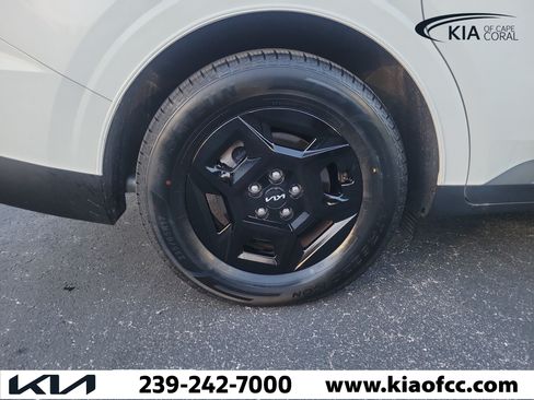 Used 2025 Kia Carnival LX FWD image 9