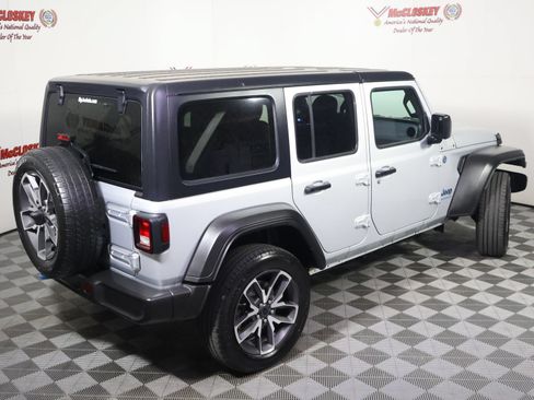Used 2024 Jeep Wrangler Unlimited AWD/4WD image 4