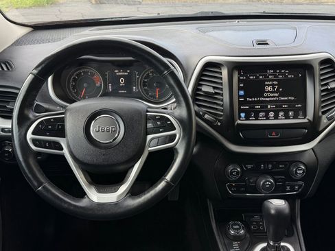 Used 2018 Jeep Cherokee Latitude Plus w/ Cold Weather Group AWD/4WD image 17