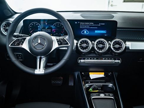 Used 2026 Mercedes-Benz GLB 250 4MATIC image 24