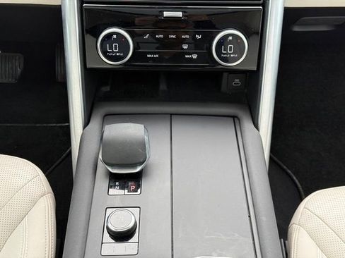 Used 2025 Land Rover Discovery S AWD/4WD image 21