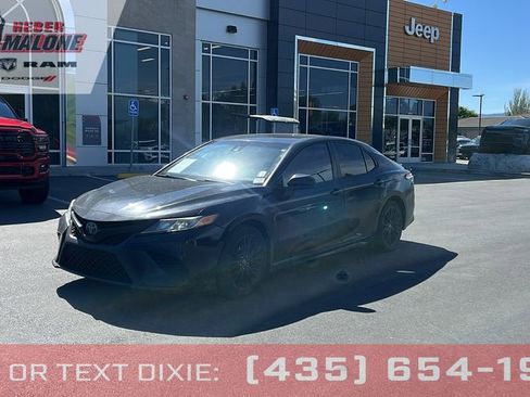 Used 2020 Toyota Camry SE w/ Carpet Mat Package FWD image 1