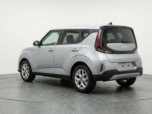 Used 2025 Kia Soul LX w/ LX Technology Package FWD image 6