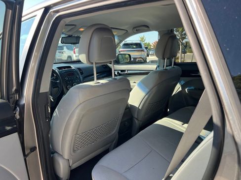 Used 2013 Kia Sorento LX w/ Value Pkg FWD image 16