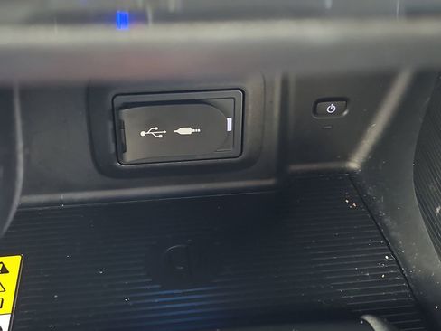 Used 2022 Toyota Venza XLE image 15