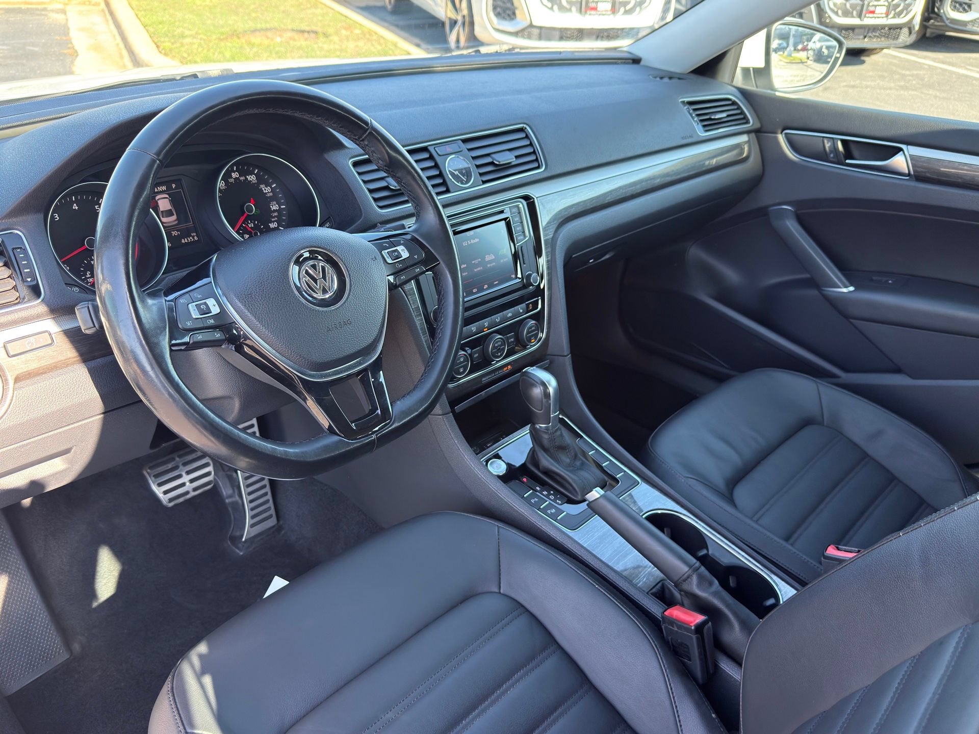Used 2017 Volkswagen Passat 3.6 SEL Premium FWD image 9