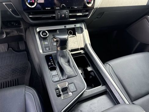 Used 2024 Lexus GX 550 w/ Accessory Package (31) AWD/4WD image 21
