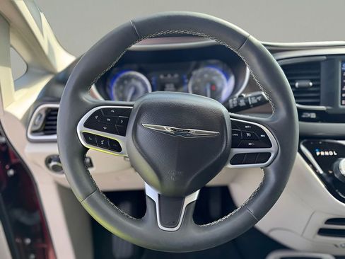 Used 2023 Chrysler Voyager LX image 16