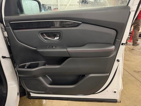 Used 2025 Honda Pilot Black Edition image 25