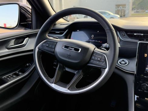 Used 2023 Jeep Grand Cherokee L Laredo image 13