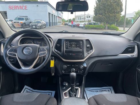 Used 2017 Jeep Cherokee Latitude w/ Safety/Convenience Group AWD/4WD image 18