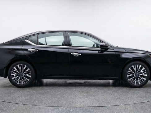 Used 2025 Nissan Altima 2.5 SV FWD image 11