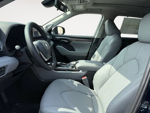 New 2026 Toyota Highlander Platinum AWD/4WD image 9