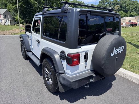 Used 2018 Jeep Wrangler Sport AWD/4WD image 3