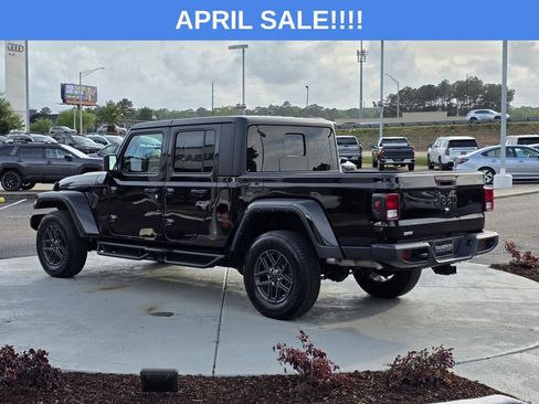 Used 2024 Jeep Gladiator Sport image 4