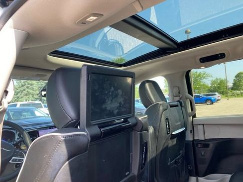 Used 2023 Chrysler Pacifica Limited w/ Uconnect Theater Family Group FWD image 3
