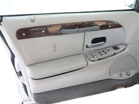 Used 1998 Lincoln Town Car Executive RWD image 18