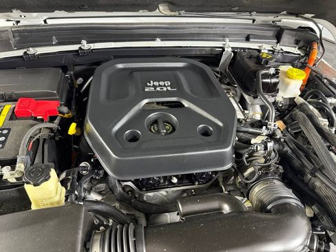 Used 2022 Jeep Wrangler Unlimited Sahara AWD/4WD image 43