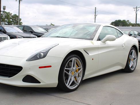 Used 2015 Ferrari California T image 18