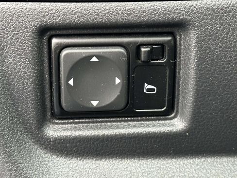 Used 2016 Nissan Versa SV FWD image 9