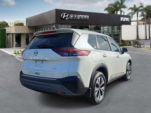 Used 2023 Nissan Rogue SV image 3