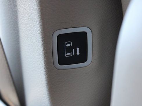 Used 2022 Chrysler Pacifica Touring-L image 34