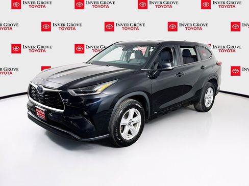 Used 2023 Toyota Highlander LE AWD/4WD image 1