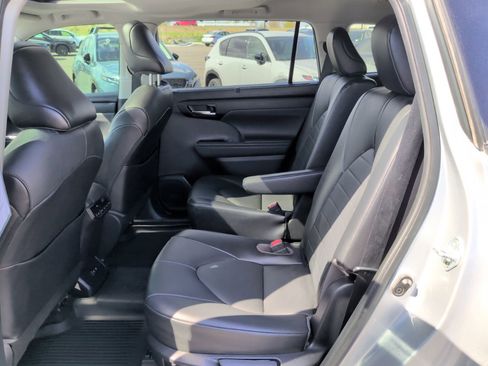 Used 2021 Toyota Highlander XLE AWD/4WD image 10