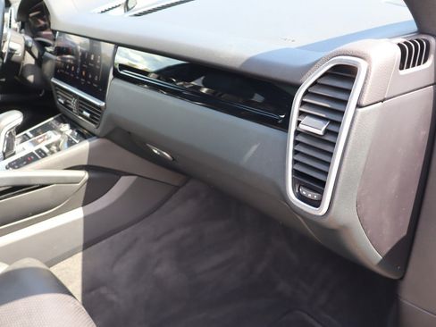 Used 2022 Porsche Cayenne AWD/4WD image 22