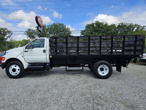 Used 2011 Ford F750 2WD Regular Cab Super Duty image 2
