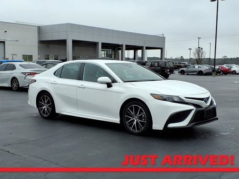 Used 2022 Toyota Camry SE w/ Cold Weather Package image 1